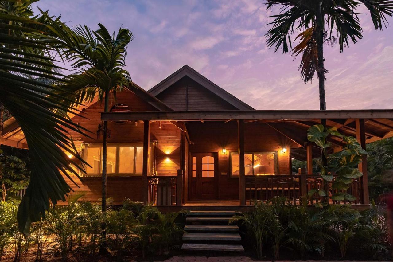 Nature'S Abode - The Wooden Villa At Morjim By Stayvista Dış mekan fotoğraf